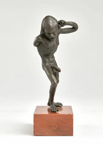 Statuette : pygmée debout dans l'attitude de la lutte, image 3/4