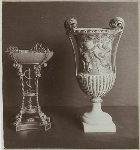 Paire de vases ornés de scènes de jeux d'enfants, image 5/5