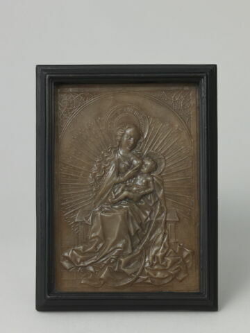 Bas-relief : Vierge assise allaitant l'enfant