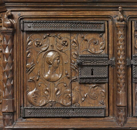 Dressoir à décor de rinceaux et de médaillons, image 2/12