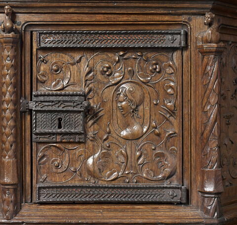 Dressoir à décor de rinceaux et de médaillons, image 3/12