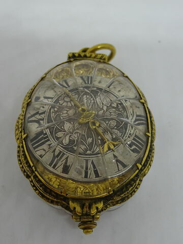 Montre ovale polylobée