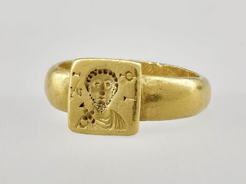 Bague avec buste d'homme gravé et lettres prophylactiques sur le chaton carré