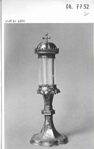 Reliquaire-monstrance cylindrique surmontée d'une croix fleurdelysée, au pied polylobé