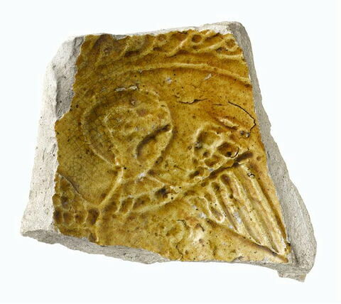 Fragment de base d'un plat orné d'un oiseau nimbé