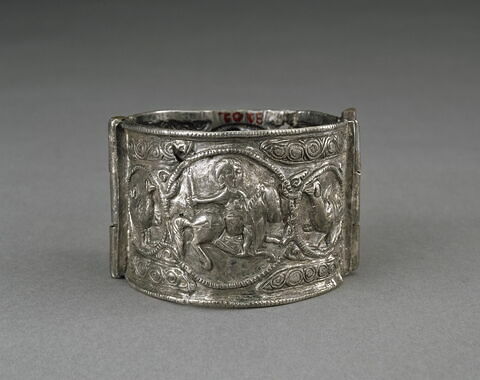 Bracelet à décor de cavaliers et de griffons d’un groupe de trois (OA 8200 à OA 8202)