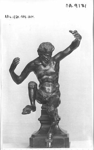 Statuette : satyre assis les bras écartés