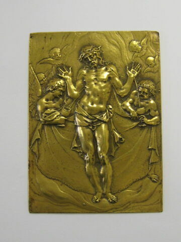 Plaquette : Le Christ rédempteur dont la tunique est portée par des anges