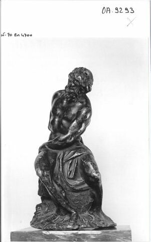 Statuette : captif assis, enchainé