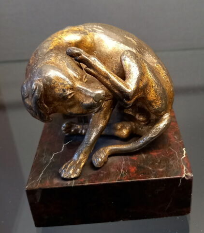 Statuette : chien assis se grattant