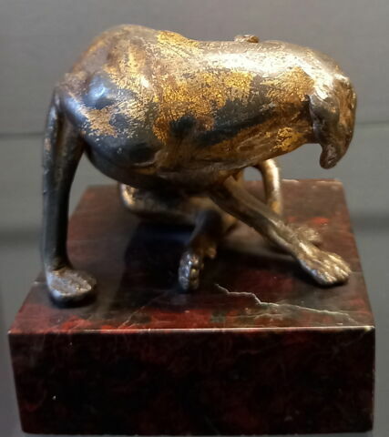 Statuette : chien assis se grattant, image 2/4