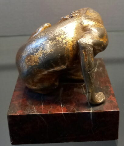 Statuette : chien assis se grattant, image 3/4