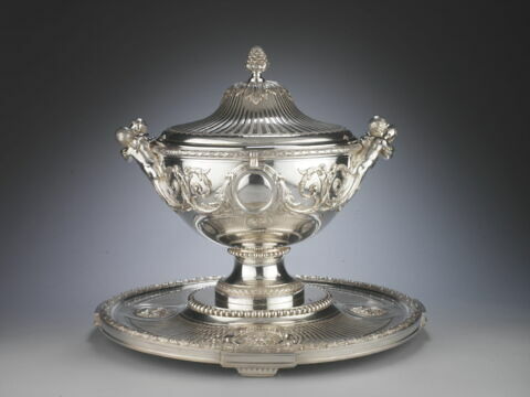 Grand pot à oille avec son plateau et sa doublure du service du Roi George III d'Angleterre et de Hanovre