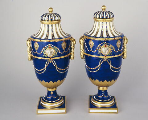 Vase Falconet cannelé à guirlandes, d'une paire (OA 10945)