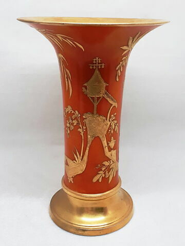 Vase de type cornet, d'un ensemble de trois (OA 10972 à 10974), image 2/4