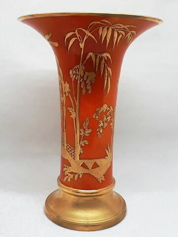 Vase de type cornet, d'un ensemble de trois (OA 10972 à 10974)