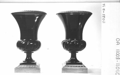 Vase balustre, d'une paire