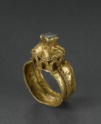 Bague mérovingienne à chaton pyramidal