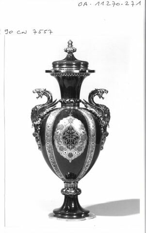 Vase à quatre lobes avec couvercle, d'une paire, image 5/8