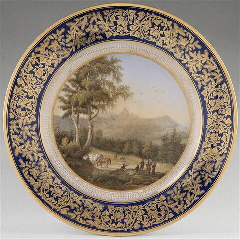 Assiette du service" forestier" (chevaux et personnages, rochers au loin, deux arbres à gauche)