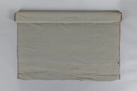 Rouleau de tissu à dominante gris-vert