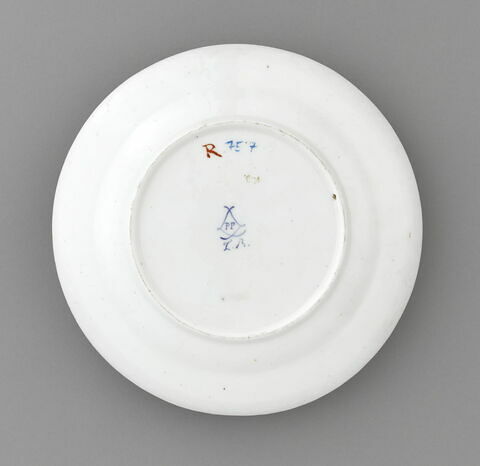 Assiette, d'une paire (R 758) 
Au fond, un bouquet de fleurs, entouré d'un cercle bleu ponctué d'or. Au marli, guirlande de soses et de bleuets suspendue à un lerge ruban jaune bordé de rouge et or., image 6/8