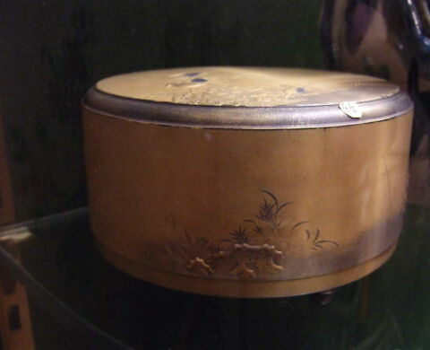 Boîte à médecine ronde décorée d'oiseaux