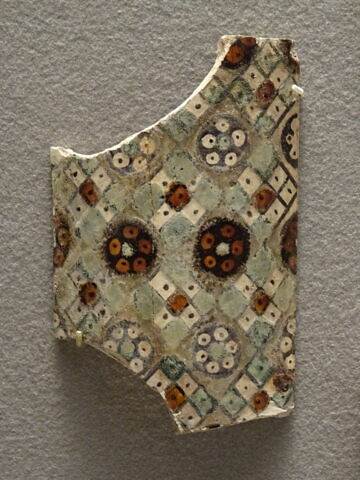 Fragment de colonnette à décor de damier, image 3/3