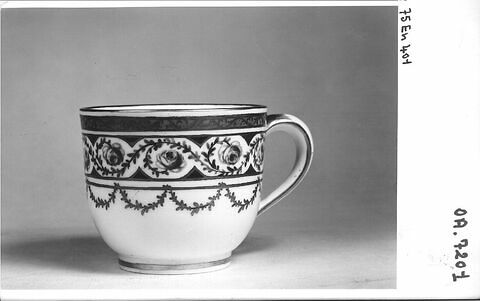 Pièce d'un déjeuner de cinq pièces : tasse et soucoupe, image 2/3