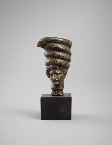 Statuette : Tête d'homme surmontée d'un serpent enroulé