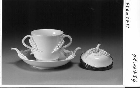 Tasse couverte et soucoupe d'une paire (voir OA 11735), image 7/8