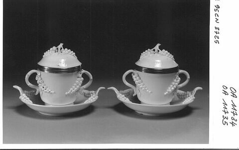 Tasse couverte et soucoupe d'une paire (voir OA 11735), image 8/8