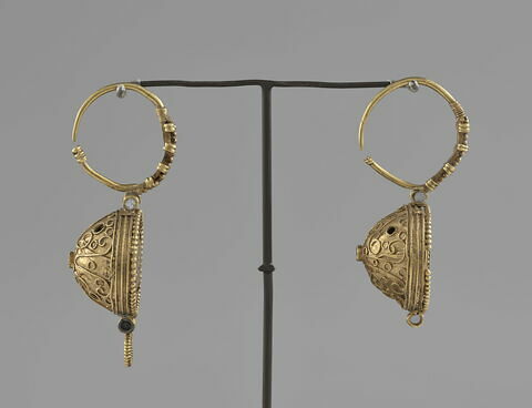 Paire de boucles d'oreille : oiseaux affrontés (paons?), image 2/5