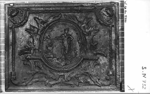 Plaque de cheminée en fonte : un sacrifice (?)