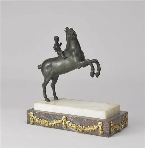 Statuette : enfant sur un cheval