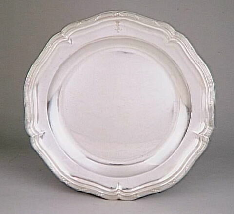 Grand plat rond, du service du Roi d'Angleterre et de Hanovre George III d'un ensemble de six (OA 10613 à OA 10618)