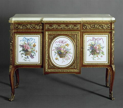 Commode à trois vantaux