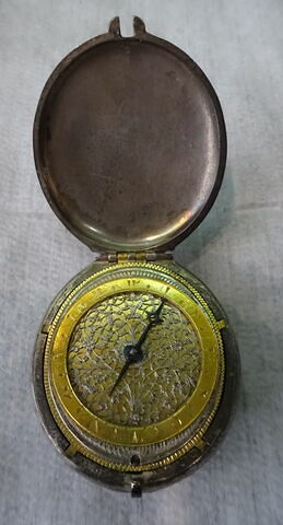 Montre ovale, image 2/3