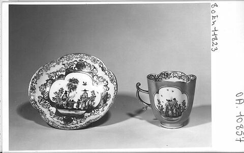 Tasse et soucoupe à bords ondulés (voir OA 10858)