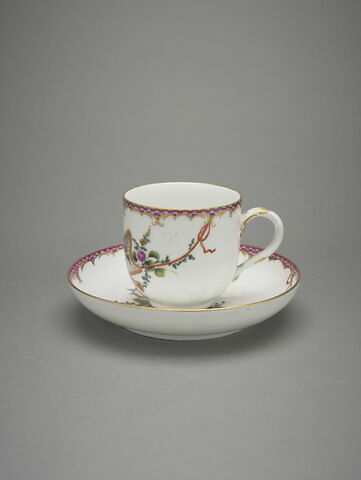 Tasse et soucoupe à décor de fleurs sur fond blanc, d'une paire, image 2/8