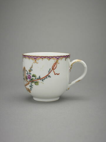 Tasse et soucoupe à décor de fleurs sur fond blanc, d'une paire, image 6/8