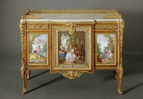 Commode de Madame du Barry ornée de plaques en porcelaine