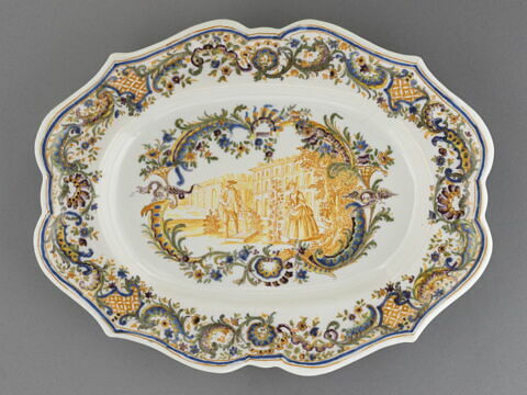 Plat ovale à décor polychrome