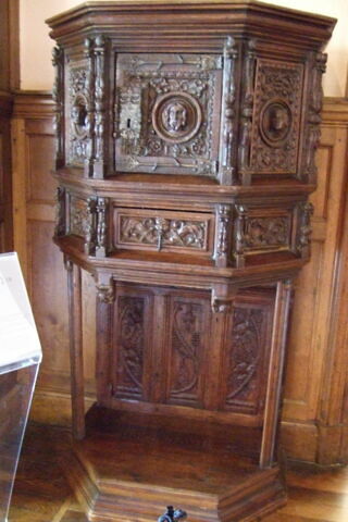 Dressoir à décor de bustes dans des médaillons