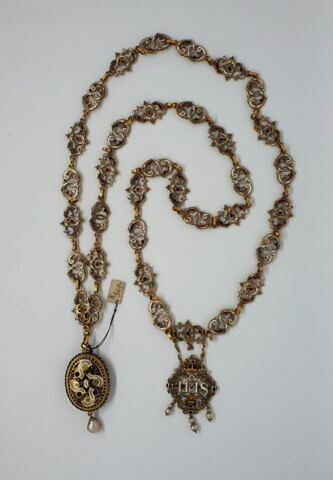 Collier avec pendentif IHS et médaillon ajouré