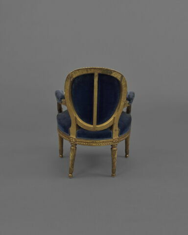 Fauteuil d'un mobilier de salon comprenant dix-sept pièces (OAR 205 à OAR 221), image 3/5