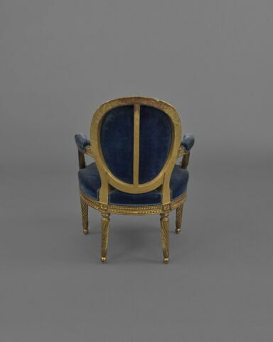 Fauteuil d'un mobilier de salon comprenant dix-sept pièces (OAR 205 à OAR 221), image 3/5