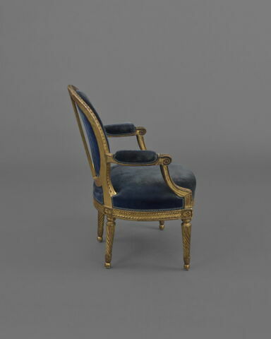 Fauteuil d'un mobilier de salon comprenant dix-sept pièces (OAR 205 à OAR 221), image 4/5