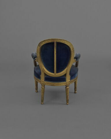 Fauteuil d'un mobilier de salon comprenant dix-sept pièces (OAR 205 à OAR 221), image 4/6