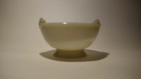 Coupe en jade de forme circulaire, sur pied bas, deux fleurs en relief formant anses